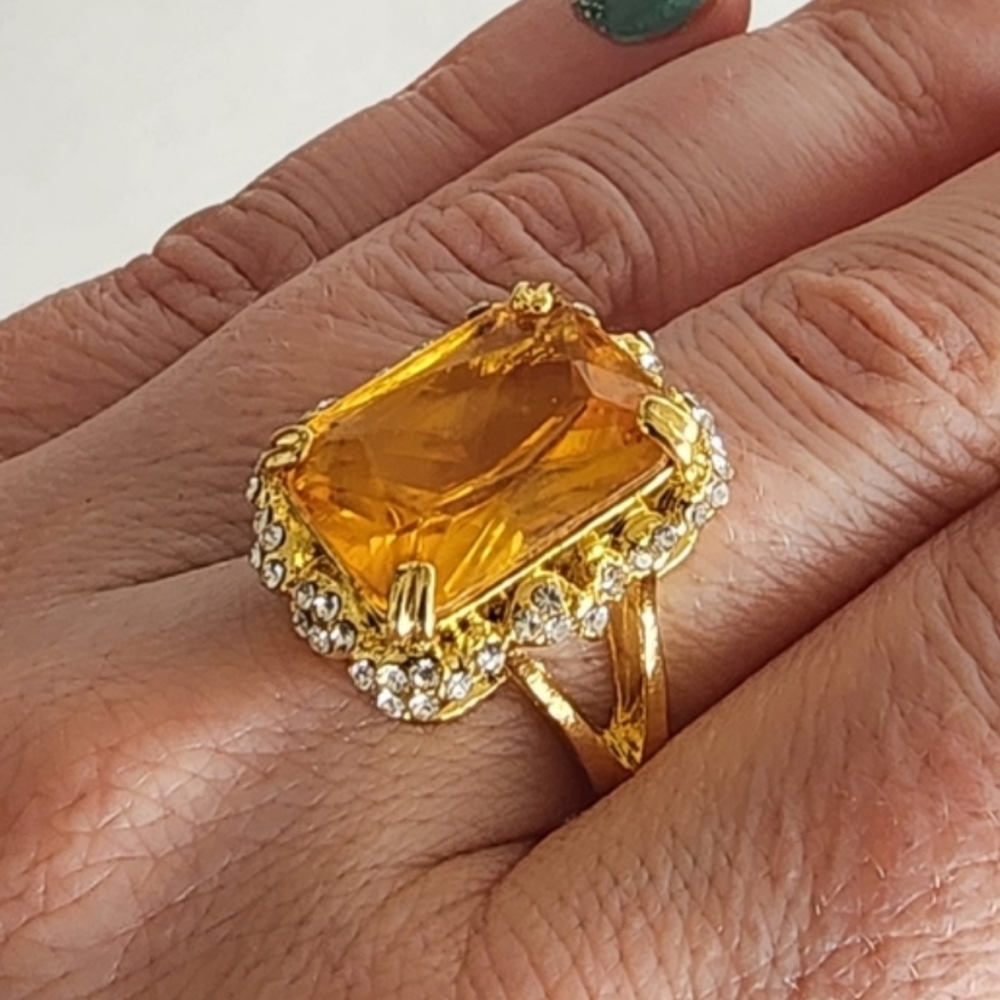 💛 Yellow Square Cut Cocktail Ring